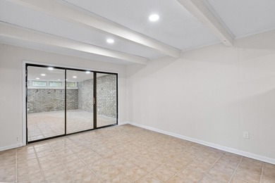 Welcome to 6 Brighton Circle, a beautifully renovated end-unit - photo 8