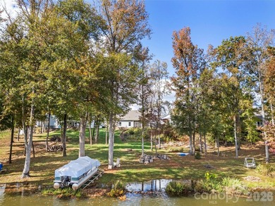 Are you looking for a waterfront home with serene lake and golf - photo 26