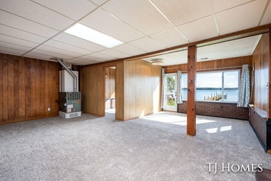 Lakefront Retreat on Gun Lake! Enjoy waterfront living with this - photo 3