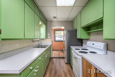Lakefront Retreat on Gun Lake! Enjoy waterfront living with this - photo 4
