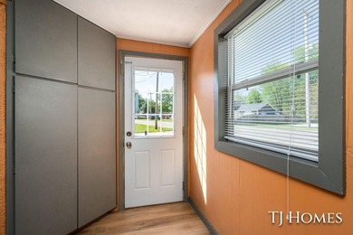 Lakefront Retreat on Gun Lake! Enjoy waterfront living with this - photo 6