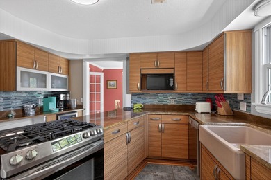 Spacious and beautifully maintained 4-bedroom, 4-bath home - photo 18
