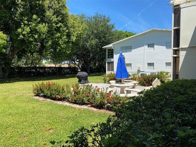 CORNER UNIT! VERY BRIGHT ! FIRST FLOOR,! QUIET AREA OF THE - photo 18