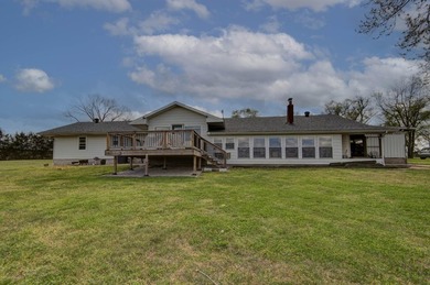 Looking for a home with a beautiful lake view? This inviting - photo 2