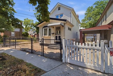 Single Family Home on a 3,000 sq ft lot with Private Driveway - photo 3