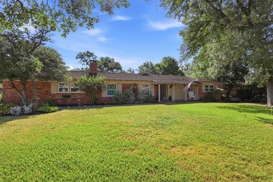 Beautiful 3-bedroom, 2-bath home featuring terracotta tile - photo 3