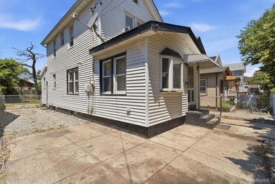 Single Family Home on a 3,000 sq ft lot with Private Driveway - photo 4