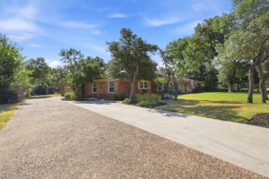 Beautiful 3-bedroom, 2-bath home featuring terracotta tile - photo 4