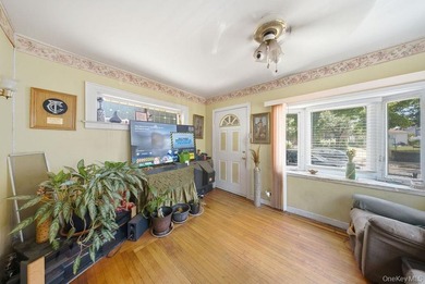Single Family Home on a 3,000 sq ft lot with Private Driveway - photo 8