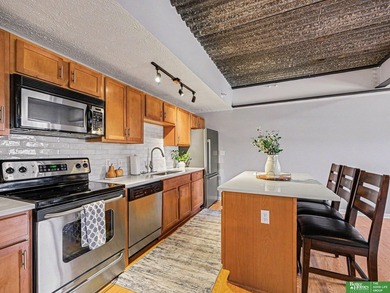 Updated 2 bed, 1 bath Midtown condo on the 5th floor with 804 sq - photo 3