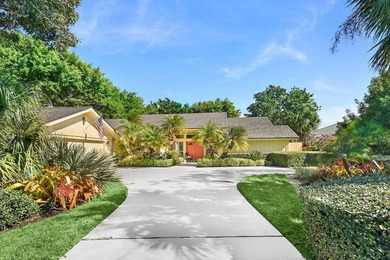 Charming 3BR, 2BA, 2CG +cart home is perfectly situated on a - photo 2
