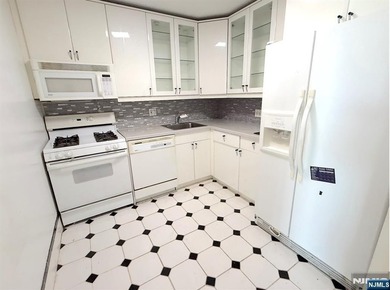 Welcome to the Mediterranean West Buildinge see this spacious 2 - photo 10