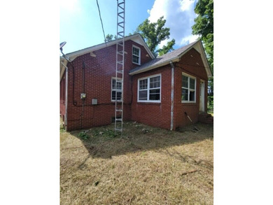 Large home that need refurbishing sitting on approx. 5.5 acres - photo 2