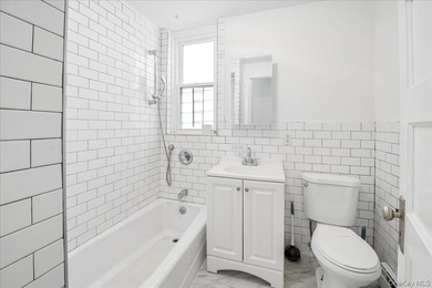 Fabulous detached legal 2 family house in the Wakefield section - photo 12