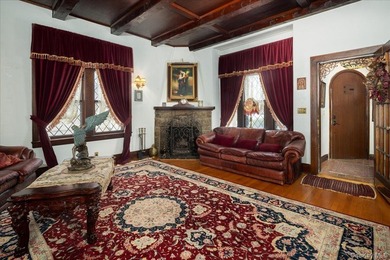 Stunning 3 Bedroom, 3 Bathroom Tudor nestled in the heart of - photo 2