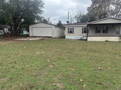 LARGE DOUBLE-WIDE HOME ON NEARLY HALF AN ACRE AND LESS THAN A - photo 6