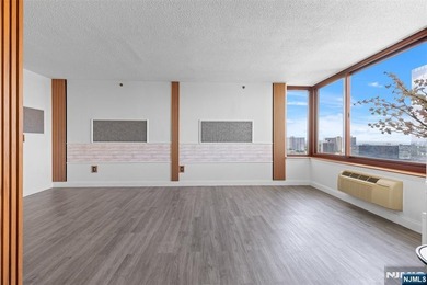 Completely renovated luxury condo offering breathtaking - photo 6