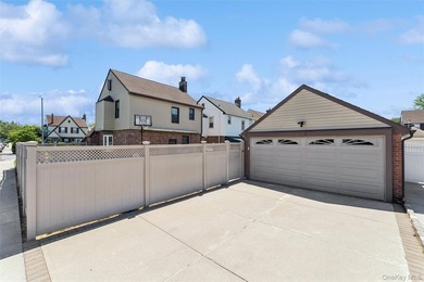 Welcome to 2402 169 Street, a stunning Colonial residence - photo 23