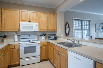 Beautifully maintained Golf Club home overlooking the 17th hole - photo 5