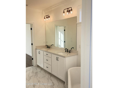 Beautiful home full of extras Quartz tops in Kitchen and - photo 4