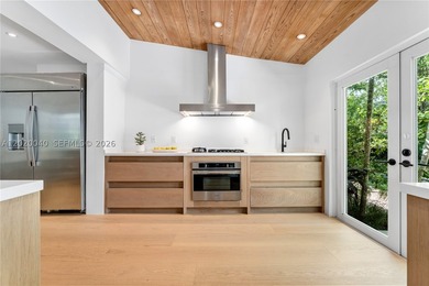 Newly renovated 1920s compound in Miami Beach's prestigious La - photo 8