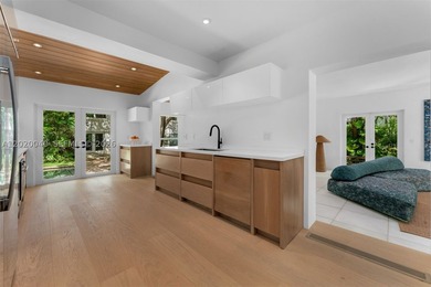 Newly renovated 1920s compound in Miami Beach's prestigious La - photo 10
