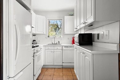 This unique compound is comprised of four detached homes on a .6 - photo 20
