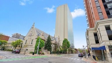 Just steps from campus, this recently renovated 1-bedroom condo - photo 2