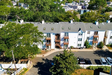Beautifully updated 1-bedroom condominium in the heart of Lake - photo 1