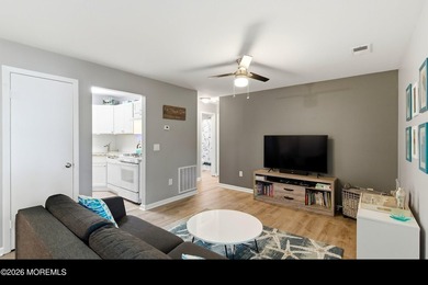 Beautifully updated 1-bedroom condominium in the heart of Lake - photo 8