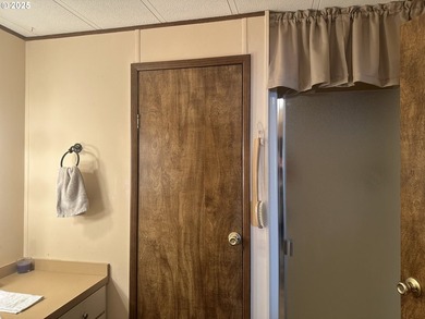 This comfy 2 bdrm/2 bath home in a 55+ park up the Chetco river - photo 12