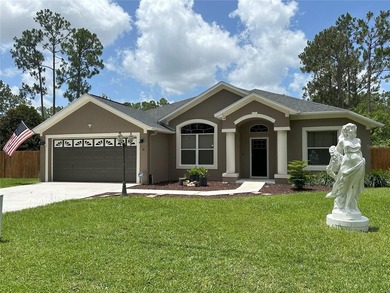 There's plenty of space inside and outside of this 5 Bedroom, 2 - photo 1