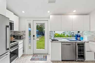 A Modern Coastal Home nestled in the prestigious Las Olas by the - photo 7