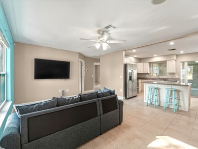 WELCOME TO THE HEART OF SOUTH VENICE - UPDATED, MOVE-IN READY - photo 10