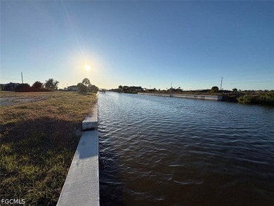 SEAWALL INSTALLED & NO BRIDGES! Home could be built in just a - photo 5
