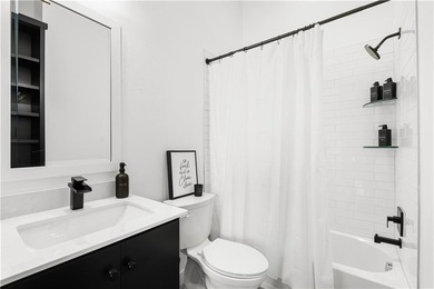 An Architectural Masterpiece in Chapel Hill / Unparalleled - photo 14