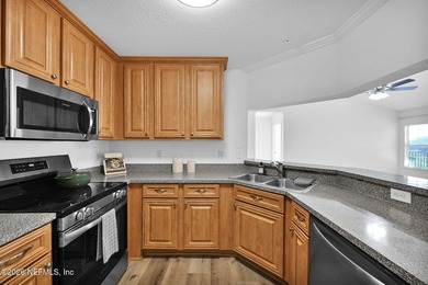 This beautifully updated third-floor unit offers a spacious - photo 14