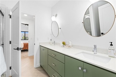 An Architectural Masterpiece in Chapel Hill / Unparalleled - photo 17