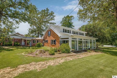 Welcome to your own private retreat! This stunning 4 bedroom, 4 - photo 1