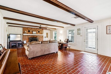 Welcome to your own private retreat! This stunning 4 bedroom, 4 - photo 3