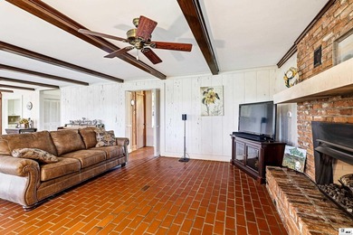 Welcome to your own private retreat! This stunning 4 bedroom, 4 - photo 5