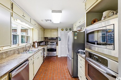 Welcome to your own private retreat! This stunning 4 bedroom, 4 - photo 9