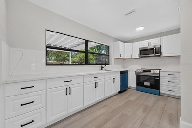 Welcome to this beautifully renovated 3-bedroom, 2-bathroom home - photo 5