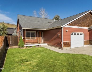 Welcome to this beautifully maintained townhouse in a quiet - photo 1