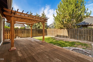 Welcome to this beautifully maintained townhouse in a quiet - photo 6