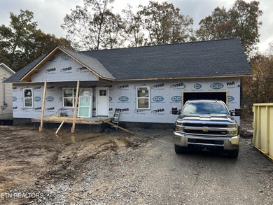 Lake Tansi Home For Sale in Crossville Tennessee