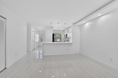 ABSOLUTELY STUNNING FULLY RENOVATED CONDO | BOCA LAGO COMMUNITY - photo 4