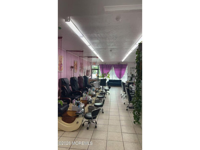 Great Location! Nail salon in bustling heart of Silverton. Easy - photo 2