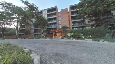 Four Lakes Condo Active Under Contract in Lisle Illinois