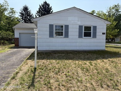 Welcome to this charming Canterbury model located in the - photo 1